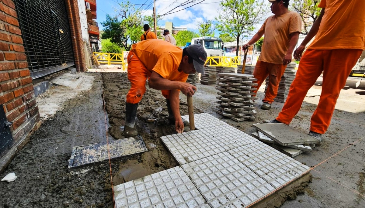San Isidro comenzó con la reparación de veredas en zona comercial de Av. Centenario