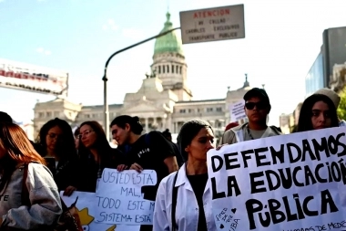 Milei no se achica con la marcha federal y buscará arancelar la educación universitaria a extranjeros
