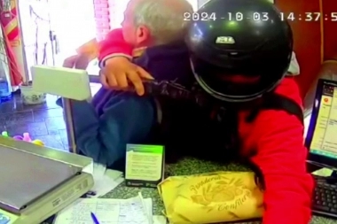 La Plata sin control: motochorro asaltó una panadería con un arma tumbera