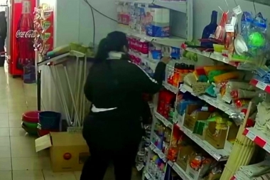 Lucha contra el dengue: mujer se llevó todos los Raid de un supermercado pero no los pagó