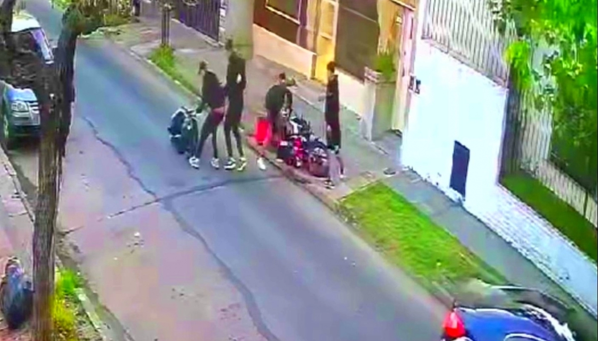 Raid delictivo en Tres de Febrero: jóvenes le dispararon y golpearon de manera salvaje a un delivery