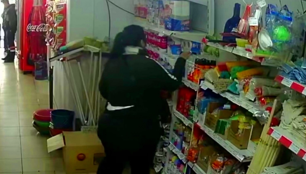 Lucha contra el dengue: mujer se llevó todos los Raid de un supermercado pero no los pagó