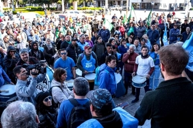 Carpa frente al municipio y más paros: municipales de Azul cargan otra vez contra Sombra