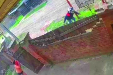 Se arrojó desde una ventana y puso en fuga a motochorros que asaltaban a la hermana