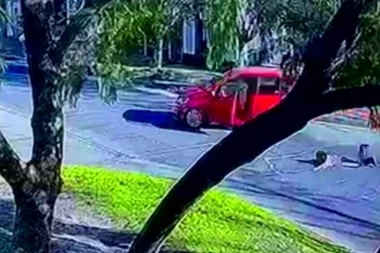 Para evitar el robo del auto, se colgó de la puerta y sufrió gravísimas heridas cuando rodó por el pavimento