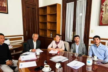 Lucía Gómez firmó una adenda por 400 millones para finalizar 10 viviendas en el Barrio Policía