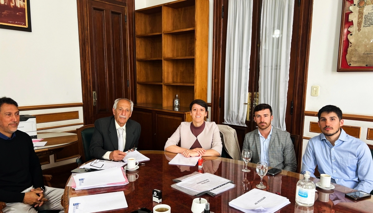 Lucía Gómez firmó una adenda por 400 millones para finalizar 10 viviendas en el Barrio Policía