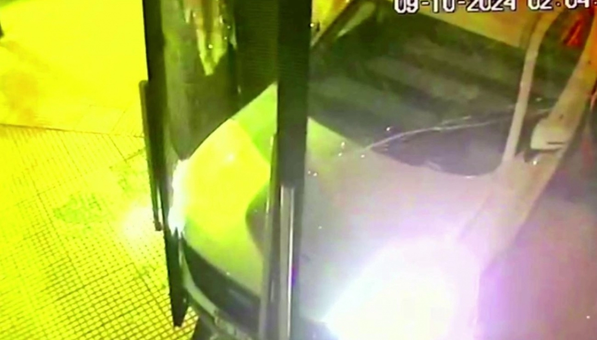 A tres cuadras de la comisaría: destrozaron el Blindex de una concesionaria y robaron una camioneta
