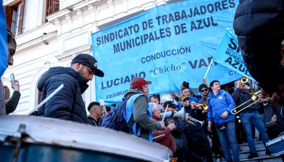 Azul: trabajadores municipales le bajaron la persiana al conflicto con el intendente Sombra