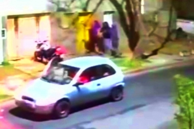 Más inseguridad en Tres de Febrero: cinco delincuentes asaltaron a motoquero cuando llegó a la casa