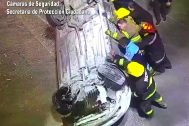 Choque y vuelco: la trasladaron a un hospital luego de un espectacular incidente vial