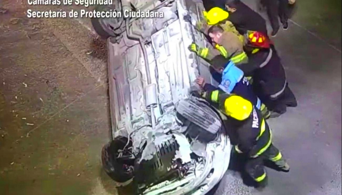 Choque y vuelco: la trasladaron a un hospital luego de un espectacular incidente vial