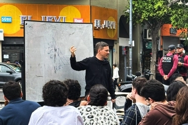 Un ministro de Kicillof dio clases en la calle en defensa de las universidades públicas