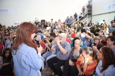 De recorrida por distrito amigo, Cristina afirmó que está dispuesta a un debate entre candidatos