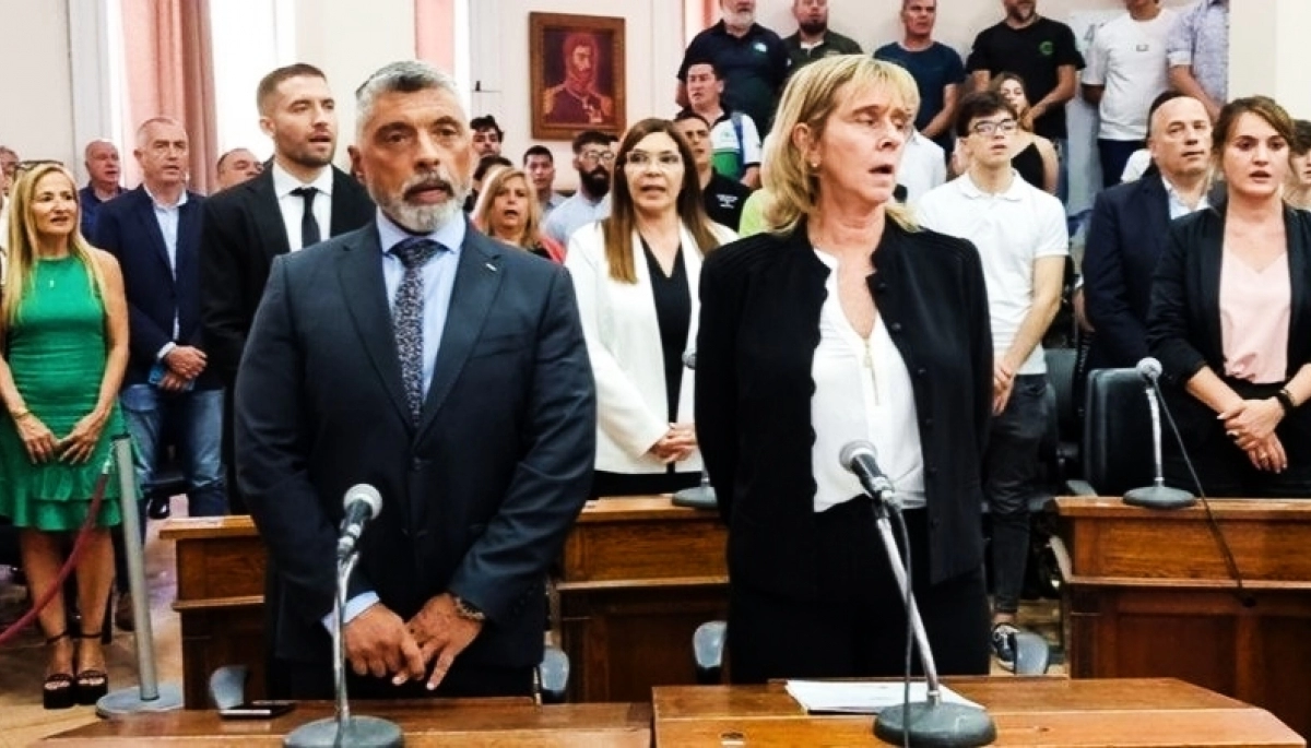 Un concejal libertario tildó de "chorros" a sus compañeros: denunció el robo de una cadena de oro