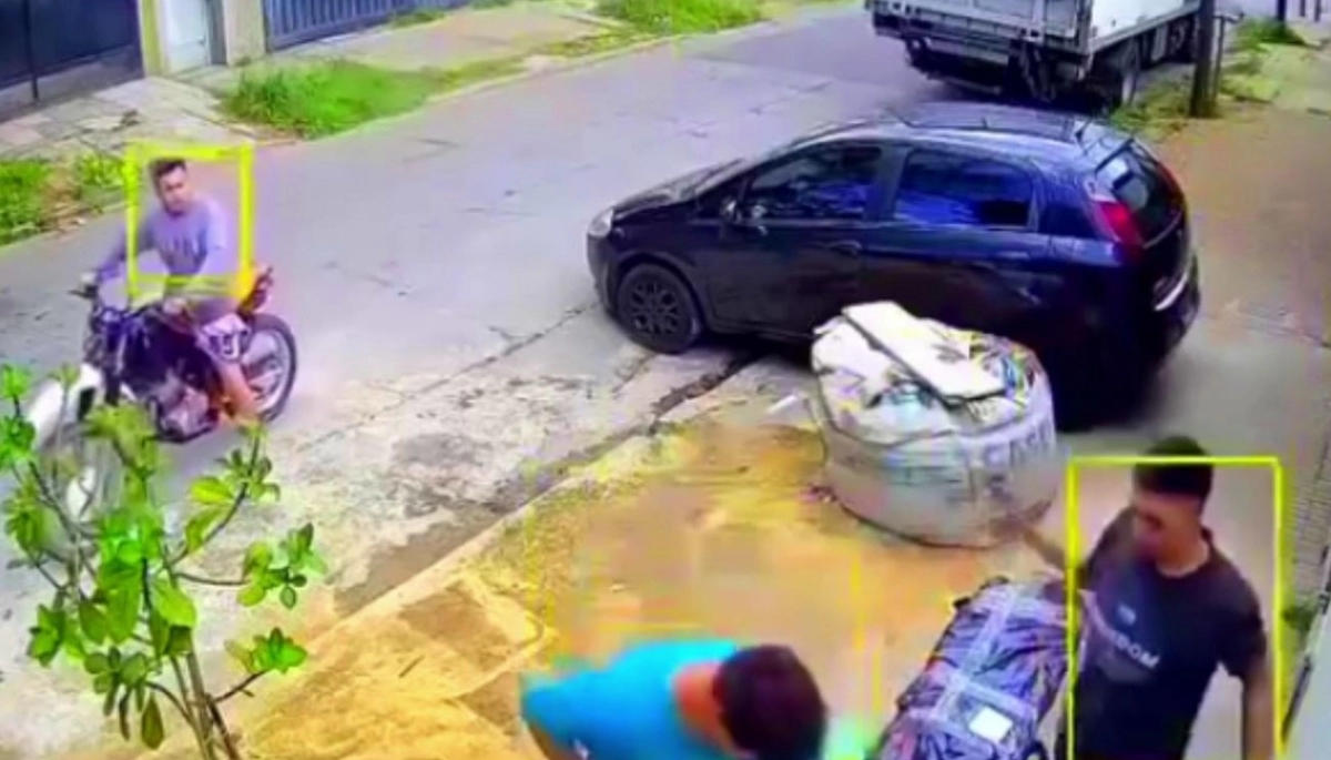 "Por favor, no tengo seguro", rogó el repartidor para que no le roben la moto