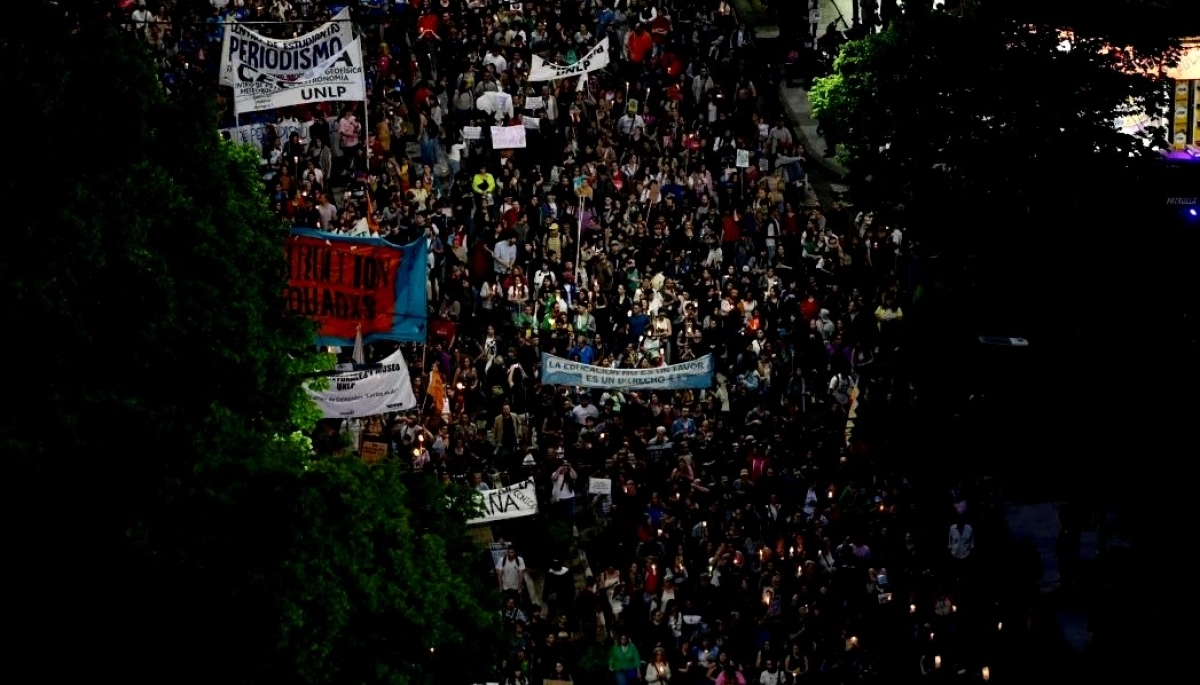 Imponente marcha de antorchas en La Plata y más de 80 Facultades tomadas en todo el país