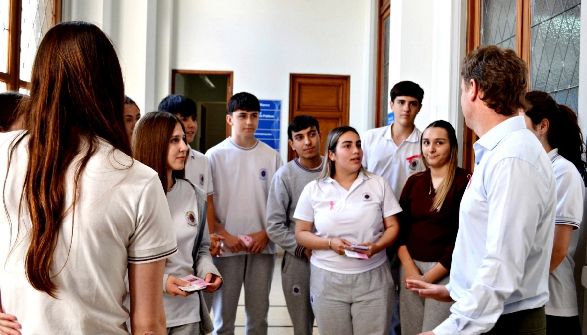 Por el “Octubre Rosa”, Wesner se reunió junto a estudiantes de secundaria en Olavarría
