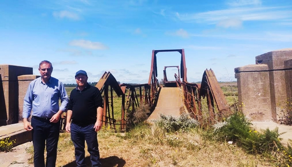 Wischnivetzky y Santoro supervisaron el inicio de las obras en el puente rural del Canal 5