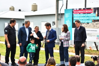 Junto a Cascallares, Kicillof entregó viviendas en el Barrio Las Brisas de Almirante Brown