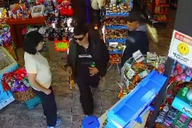 No tienen vergüenza: un sonriente ladrón robó cervezas a las 7 am y delante de la kiosquera