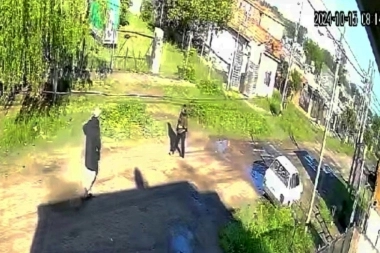 Durante un brutal asalto, una mujer fue golpeada y arrastrada por la calle