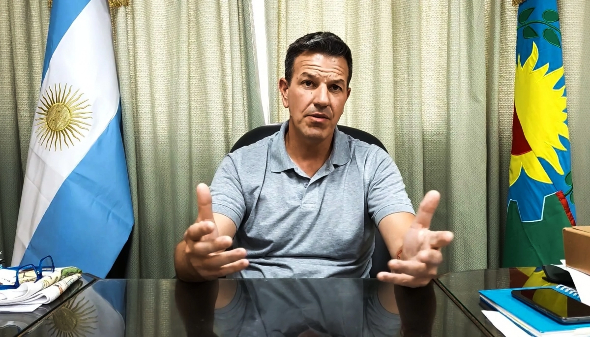 Sciaini entregó subsidios y material didáctico a las escuelas de Roque Pérez
