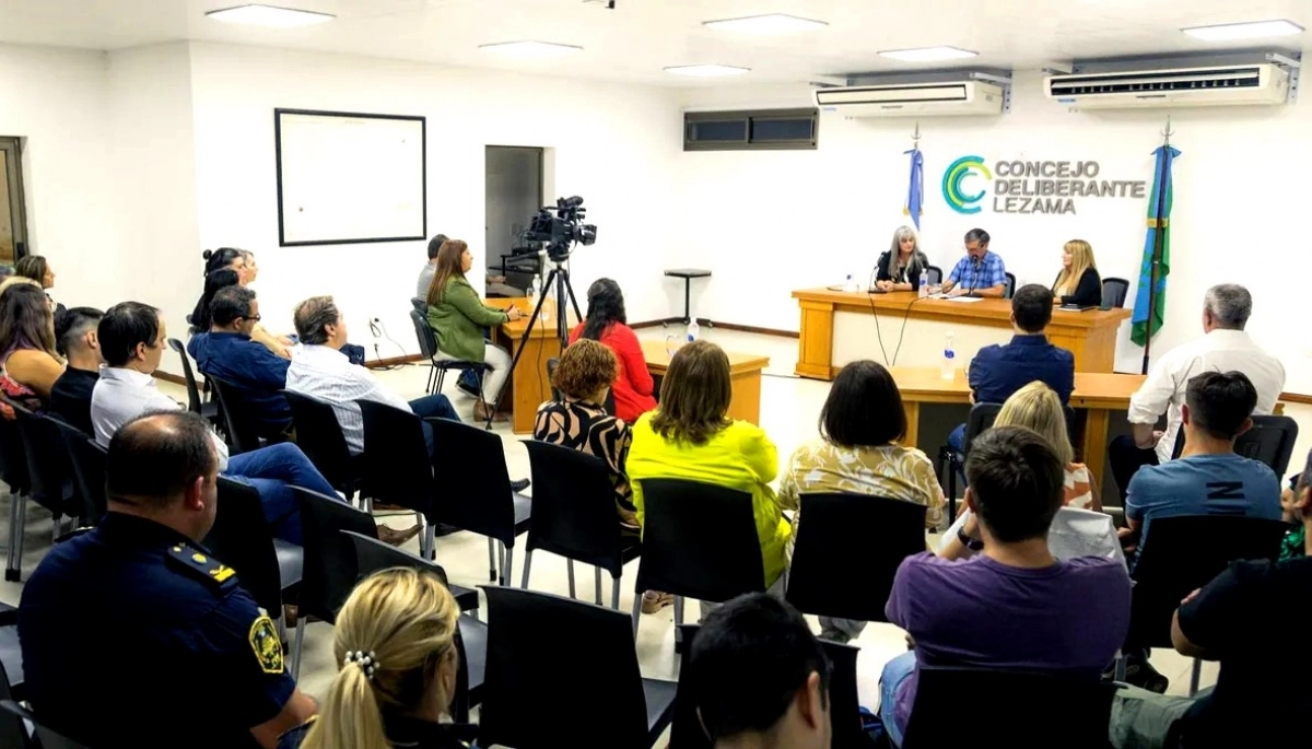 El Concejo de Lezama como un ring de boxeo: piñas y denuncias entre dos ediles