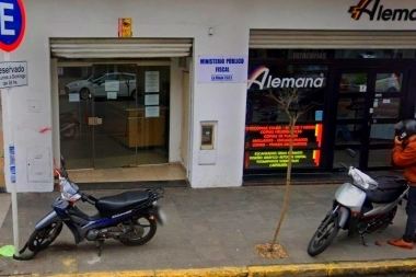 Un adolescente de 15 años engañó a los custodios y escapó esposado del edificio de Tribunales