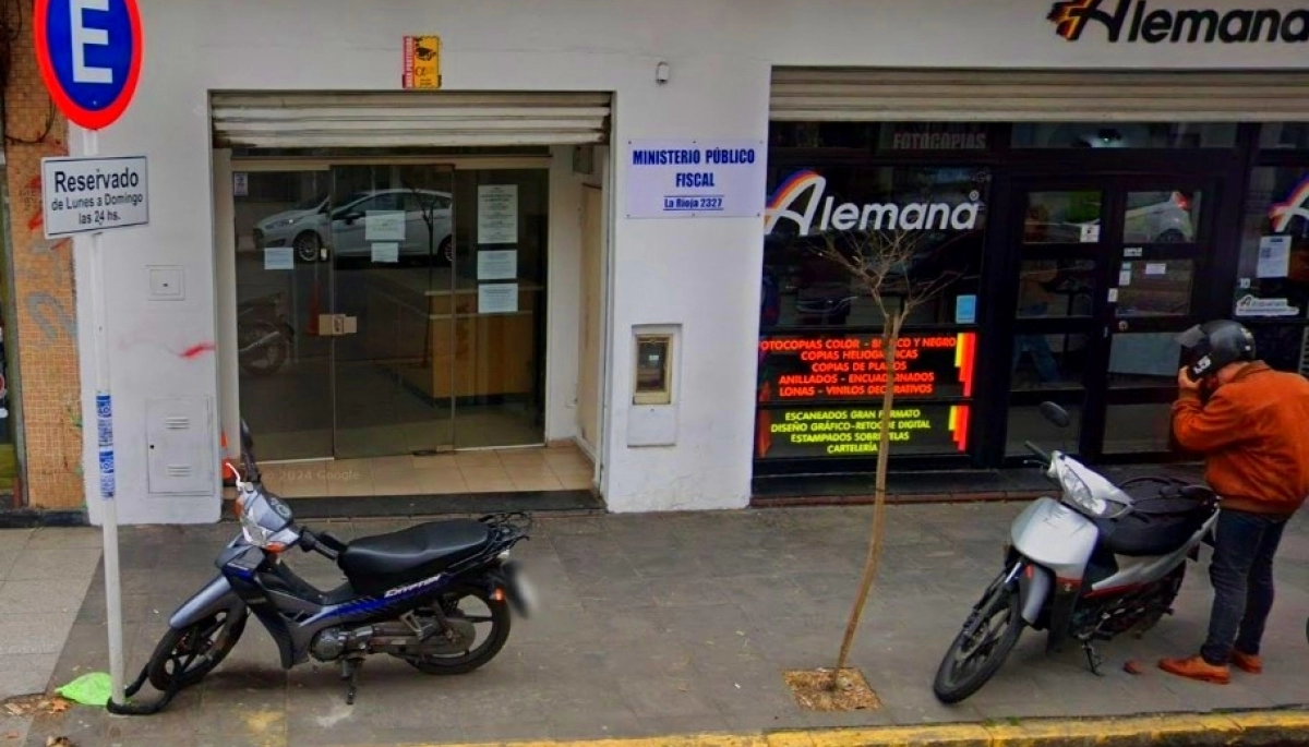 Un adolescente de 15 años engañó a los custodios y escapó esposado del edificio de Tribunales