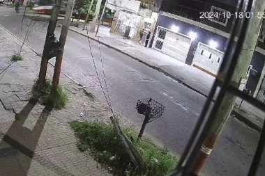 Violento choque en Lanús: un colectivo arrolló a un motoquero en horas de la madrugada