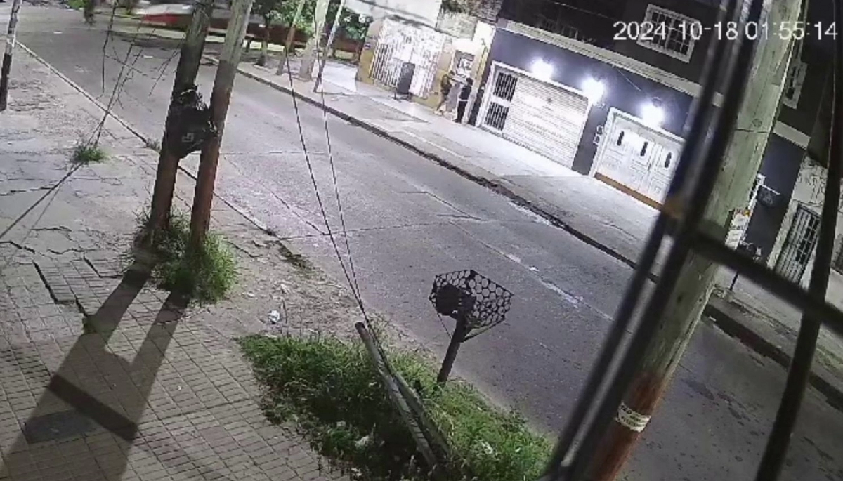 Violento choque en Lanús: un colectivo arrolló a un motoquero en horas de la madrugada