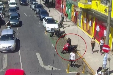 Le acomodó las ideas: le iba a robar la moto y con el casco le dio un tremendo golpe en la nuca