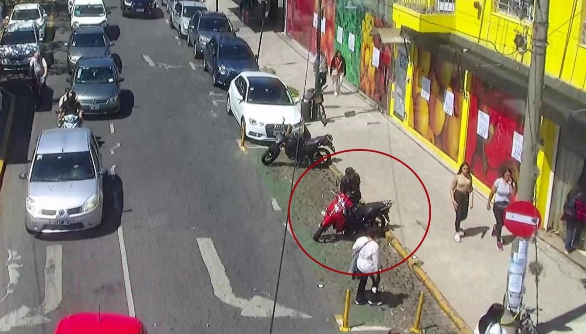 Le acomodó las ideas: le iba a robar la moto y con el casco le dio un tremendo golpe en la nuca