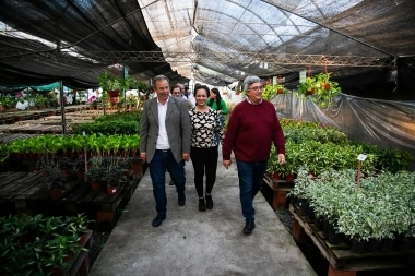 Cascallares y Javier Rodríguez entregaron plantas frutales a productores e instituciones locales