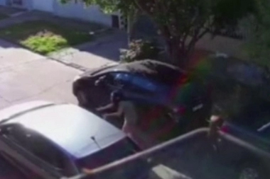 Inseguridad en Tres de Febrero: a la hora del té, le robaron el auto en la puerta de la casa