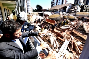 Kicillof visitó la zona de derrumbe del Hotel Dubrovnik en Villa Gesell