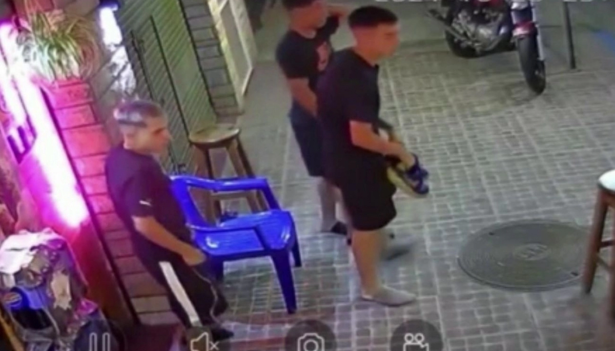 Ataque piraña: compraban en un kiosco y les robaron hasta las zapatillas
