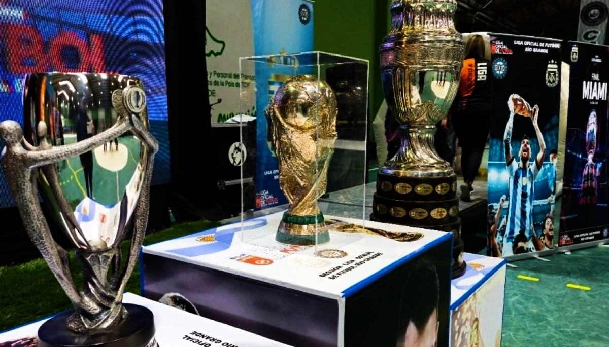 25 de Mayo celebra sus 188 años con Rombai y las copas de la Selección Argentina presentes