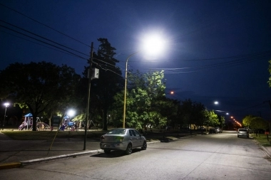 Medida de seguridad: Tres Arroyos equipó la Plaza Malvinas con iluminación de nueva tecnología LED