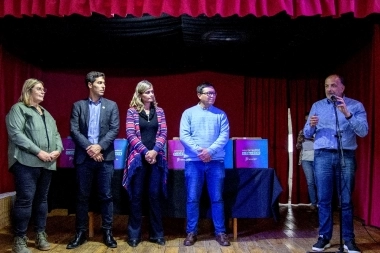 Garate entregó 106 computadoras del programa Conectar Bonaerense a alumnos de Tres Arroyos