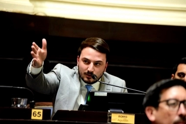 Diputado libertario acusó a Kicillof de utilizar “recursos bonaerenses” para su campaña presidencial