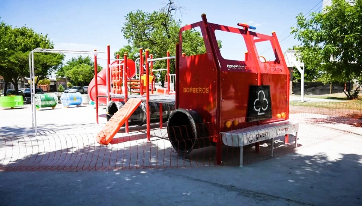 Tres Arroyos continúa con los trabajos para la instalación de juegos en la Plaza Torre Tanque