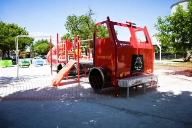 Tres Arroyos continúa con los trabajos para la instalación de juegos en la Plaza Torre Tanque