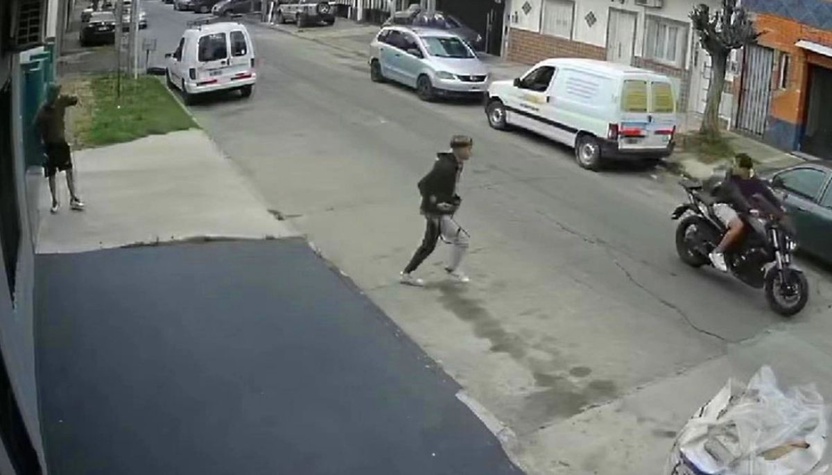Se iba a encontrar con un amigo pero motochorros lo asaltaron y le rompieron la cabeza con culatazos