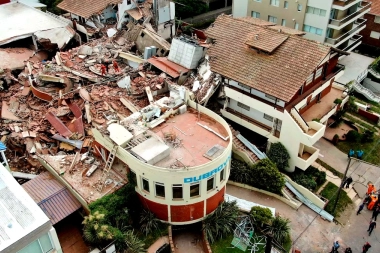 Villa Gesell: echaron de un evento municipal a una madre que pedía justicia por el derrumbe del Hotel Dubrovnik