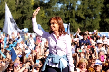 Cristina congregó multitud de jóvenes en Punta Lara y les pidió que “no se dejen engañar”