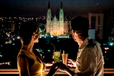 El exclusivo rooftop “Cielo Sky Bar” de La Plata reabre sus puertas para una nueva temporada