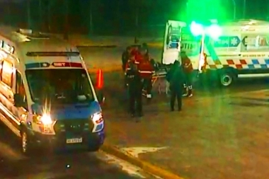 Vivo de milagro: motoquero voló sobre un auto tras la violenta colisión con un auto