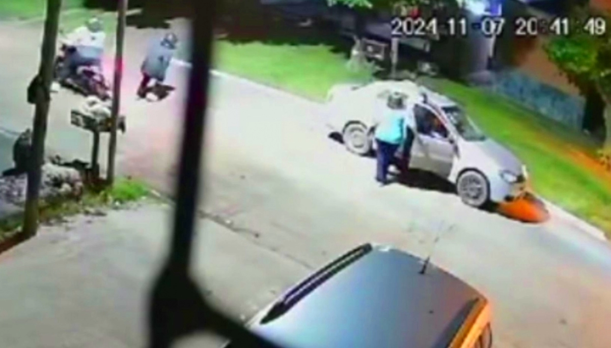Inseguridad en Quilmes: motochorros asaltaron a adultos mayores cuando bajaron del automóvil